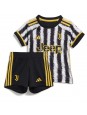 Juventus Heimtrikotsatz für Kinder 2023-24 Kurzarm (+ Kurze Hosen)